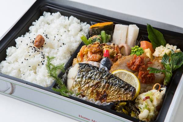 鞍馬口弁当（野菜天ぷらと塩サバ）